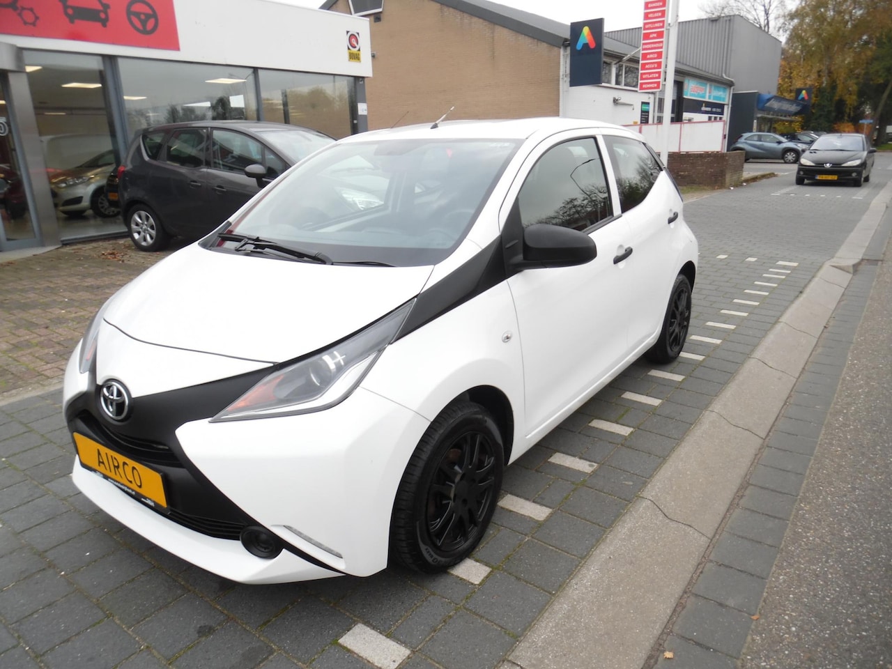 Toyota Aygo - 1.0 VVT-i x 5 deurs , airco, centrale vergrendeling, elektrische ramen sportvelgen, enz - AutoWereld.nl