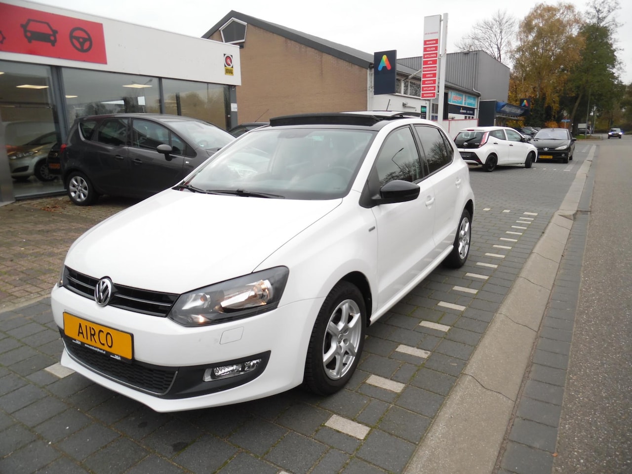 Volkswagen Polo - 1.2 match panoramadak, navigatie, cruise control, half leer, sportvelgen, airco, 5 deurs - AutoWereld.nl