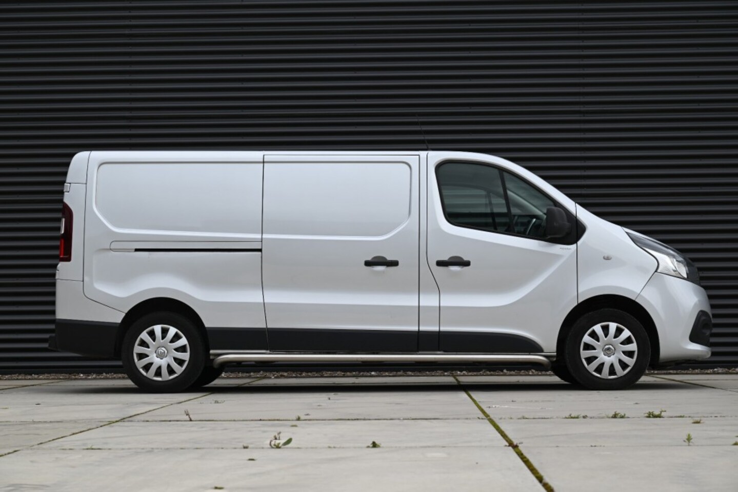 Renault Trafic - 120 DCI L2H1 Nav  Cam  € 199 p.m. 1e eigenaar TOP - AutoWereld.nl