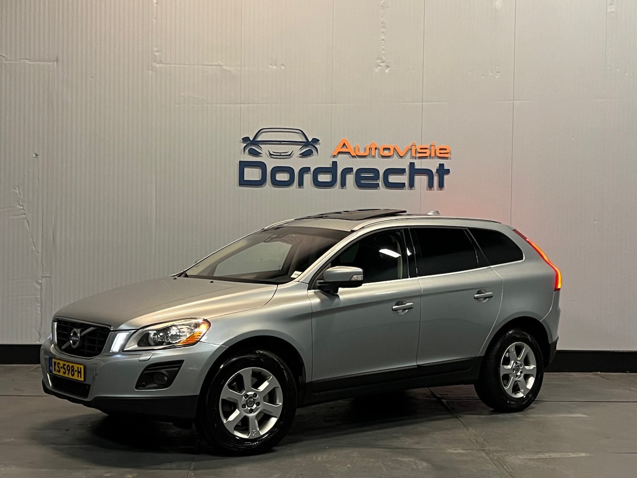 Volvo XC60 - 2.4 D5 AWD R-Design|Pano|Memory|Camera|PDC|Dealer Onderhouden - AutoWereld.nl