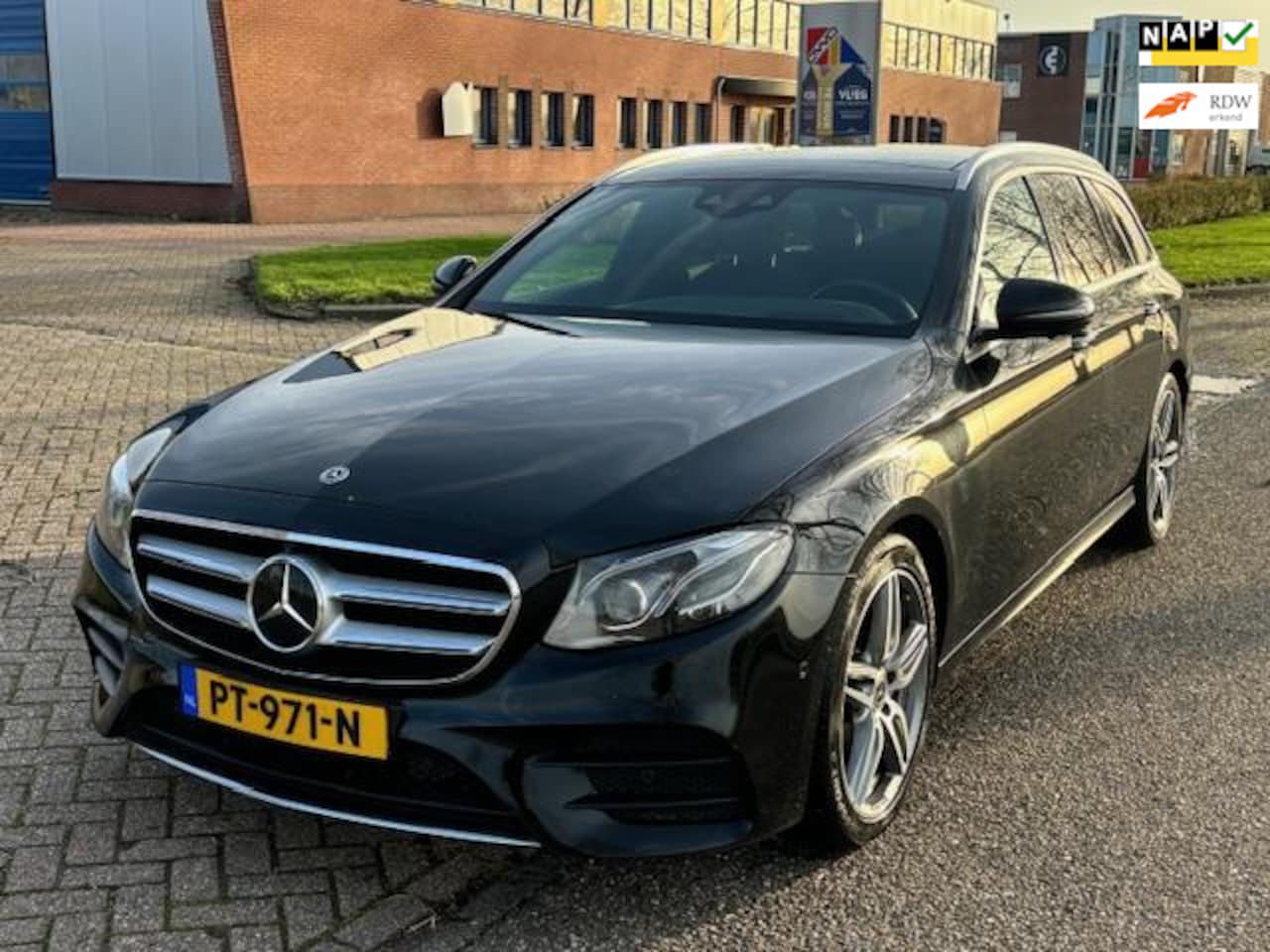 Mercedes-Benz E-klasse Estate - 250 Premium Plus Aut. AMG-stylingspakket ECC Navi ABS LMV 19" Panoramadak Leder Sportstoel - AutoWereld.nl