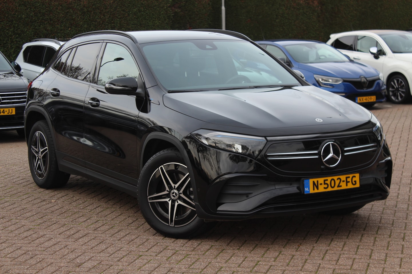 Mercedes-Benz EQA - 250 Business Solution AMG 67 kWh / Camera / Navigatie / 18'' / DAB / Half leder / Dodehoek - AutoWereld.nl