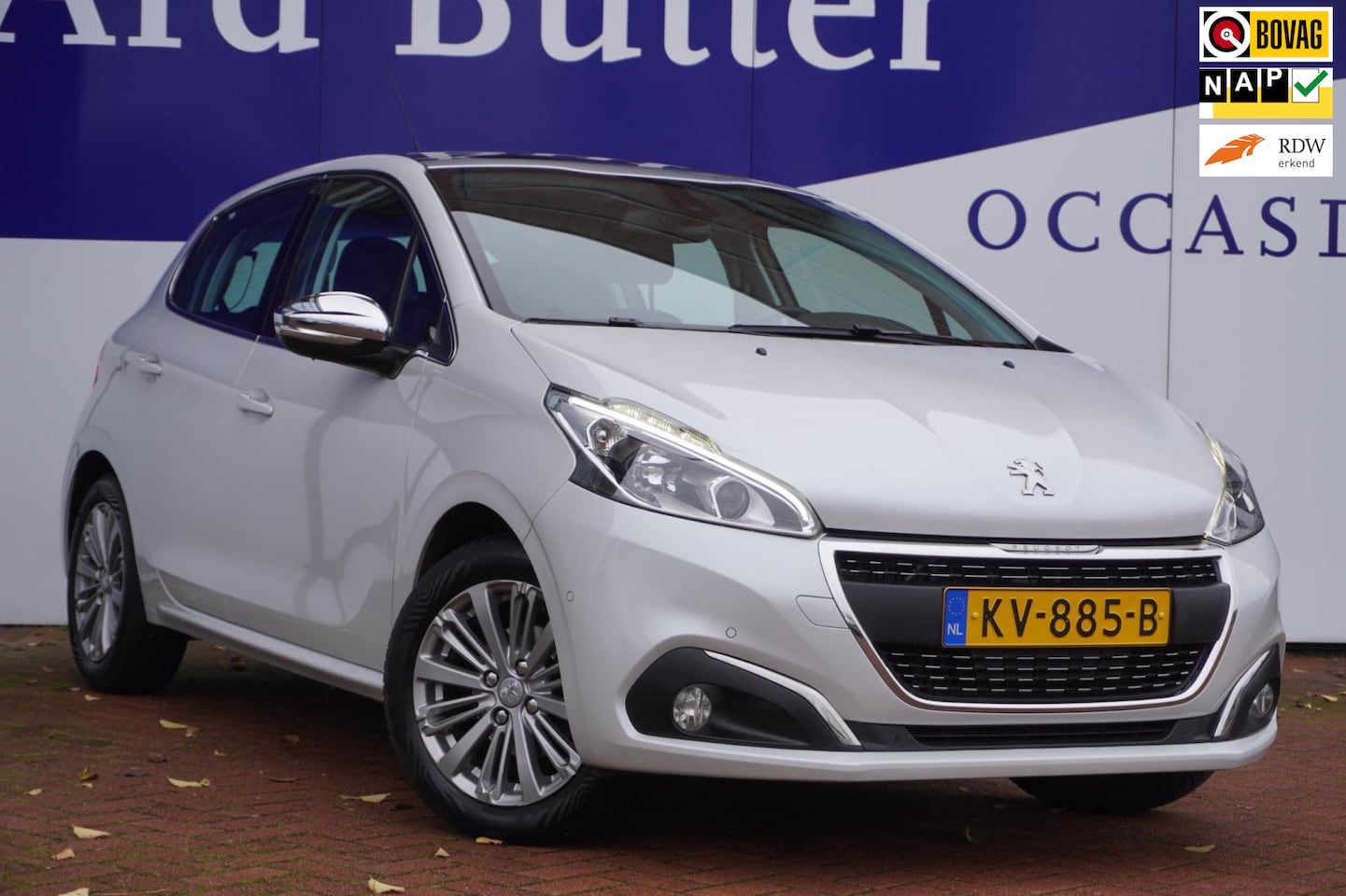 Peugeot 208 - 1.2 PureTech Allure+Navigatie+Pano-dak+Alle-seassons =NOV-2016= TOP-ONDERHOUDEN !! - AutoWereld.nl