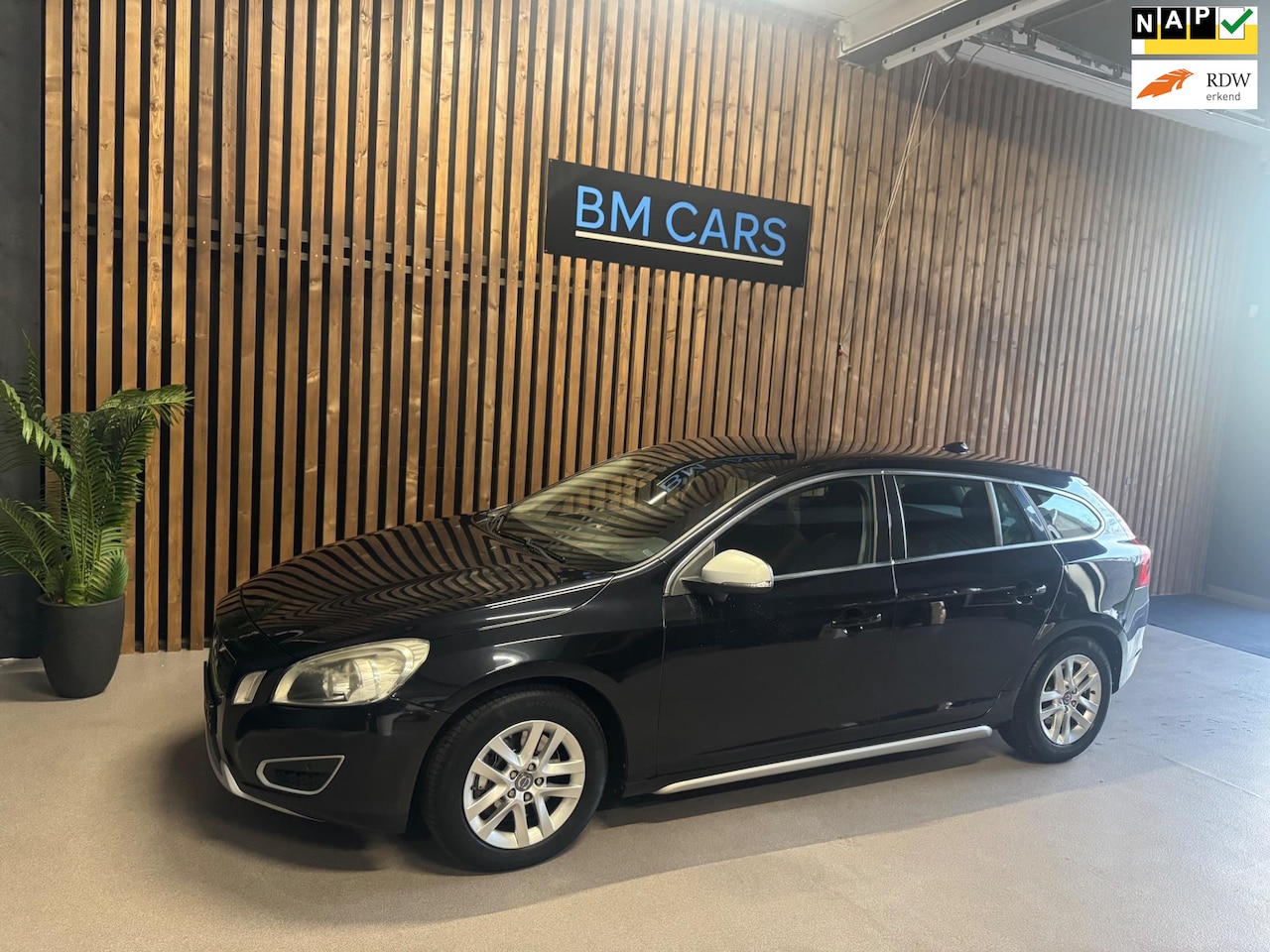 Volvo V60 - 2.0T Momentum [bj 2011] AUTOMAAT|Navi|Trkhaak - AutoWereld.nl