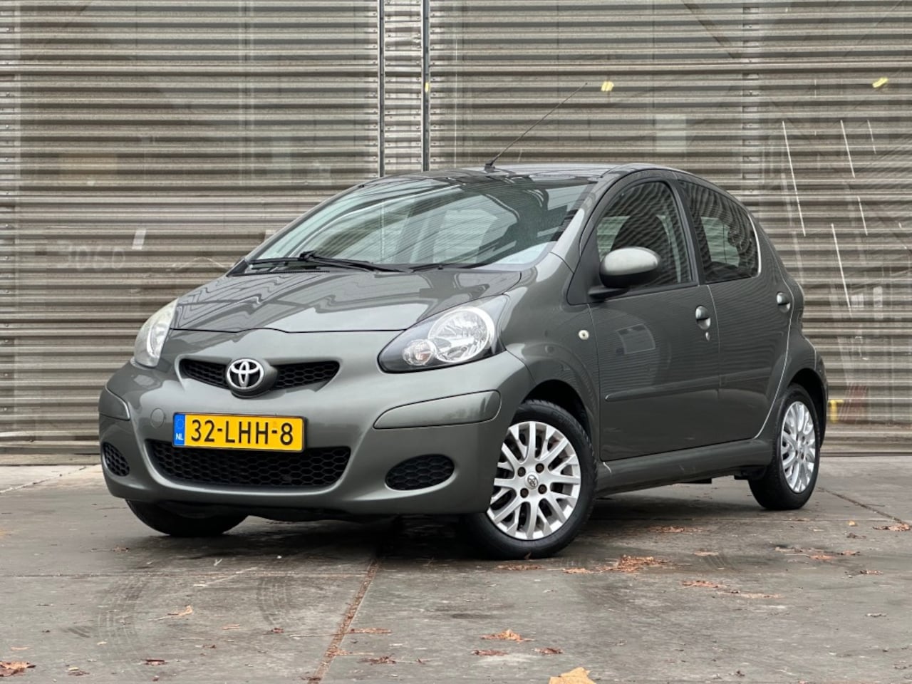 Toyota Aygo - 1.0-12V ASPIR. GREEN AIRCO/HALF LEER/LM VELGEN !! LAGE KM !! - AutoWereld.nl