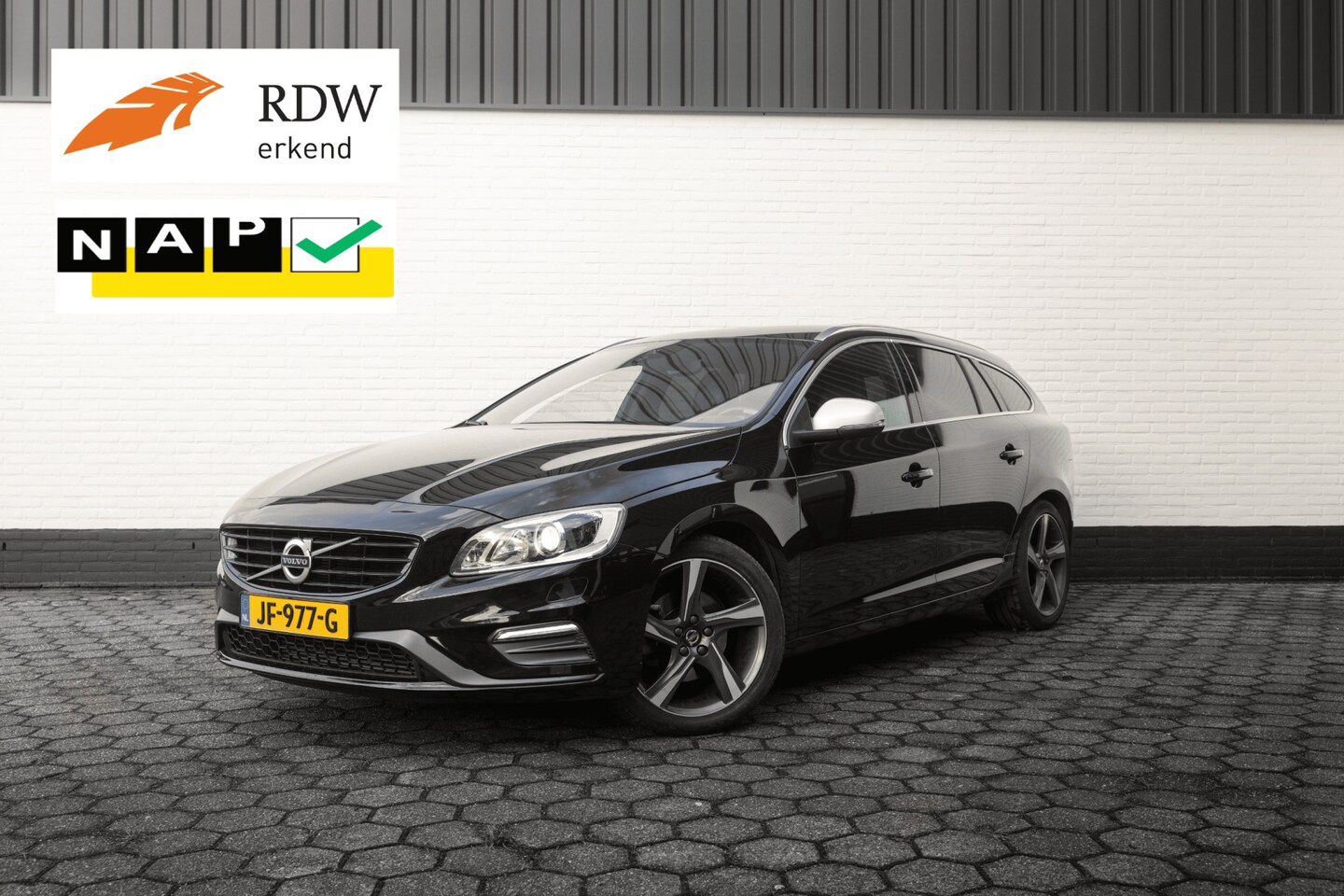 Volvo V60 - 1.5 T3 R-Design l AUTOMAAT l TREKHAAK l GARANTIE! - AutoWereld.nl