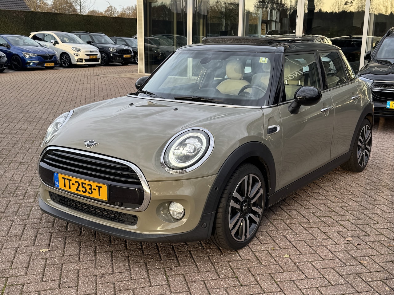 MINI Cooper - Mini 1.5 Chili / Panoramadak / Leder / Keyless / Navigatie / Parkeerhulp V+A / Cruise Cont - AutoWereld.nl