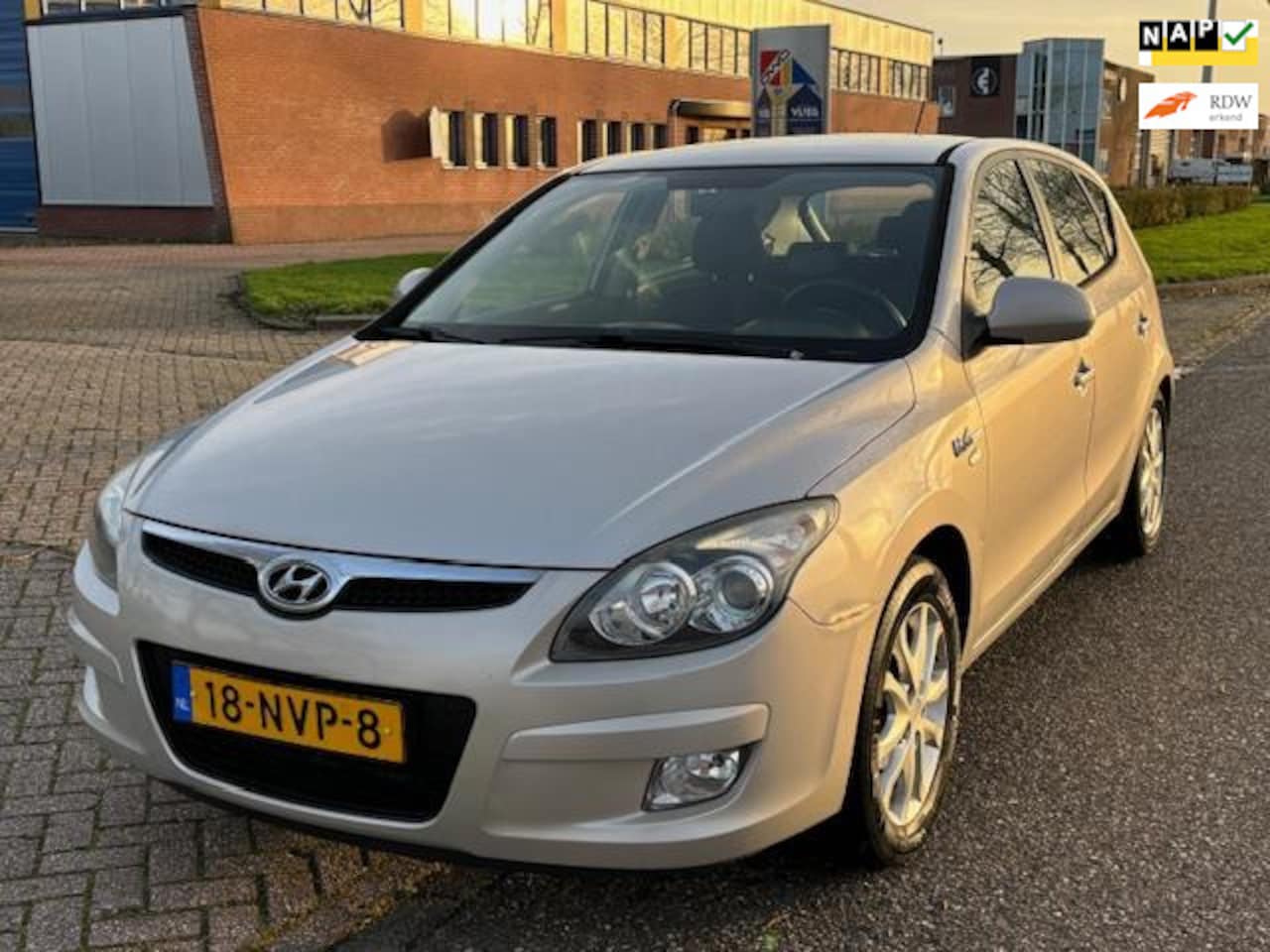 Hyundai i30 - 1.6i Dynamic Business 5-Drs ECC Audio-CD/MP3 Electric pakket LMV 16" ABS Colorpakket EBD D - AutoWereld.nl