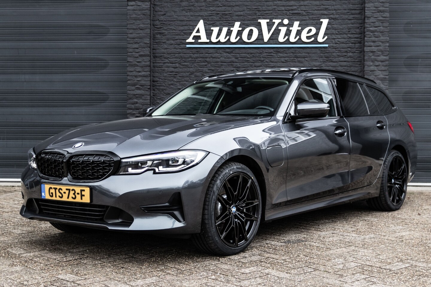 BMW 3-serie Touring - 330e | Panodak | Achteruitrijcamera | Live Cockpit Pro | Sportleder | LED | 19" Breedset - AutoWereld.nl