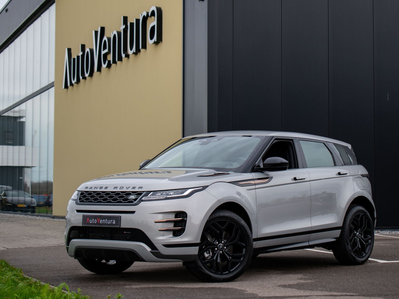 Land Rover Range Rover Evoque - 1.5 P300e AWD R-Dynamic | Cold Climate Pack | Leder | Keyless | 20'' - AutoWereld.nl