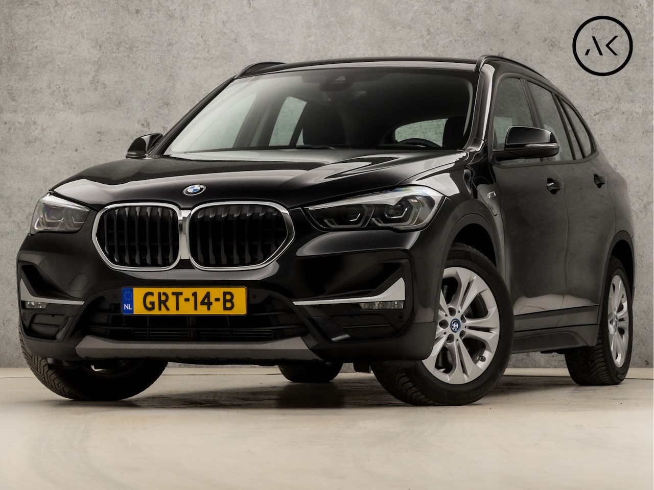 BMW X1 - xDrive25e Automaat (GROOT NAVI, CAMERA, HEAD-UP DISPLAY, LEDEREN SPORTSTOELEN, STOELVERWAR - AutoWereld.nl