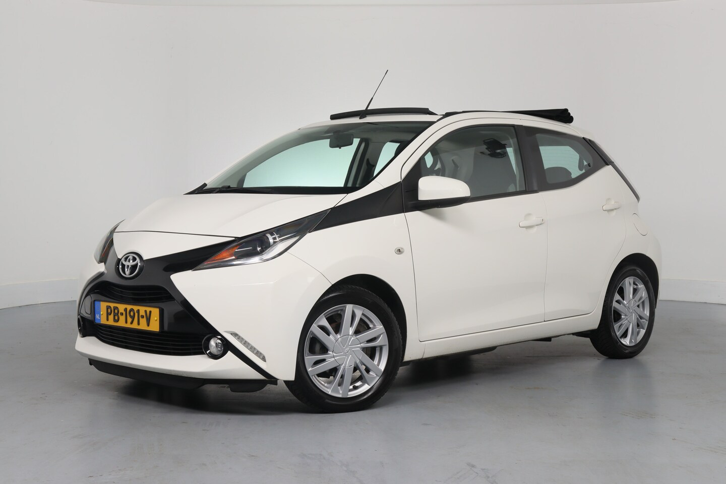 Toyota Aygo - 1.0 VVT-i x-wave | Cabrio Dak | Navigatie | Camera | Airco | Lichtmetalen Velgen | Elektri - AutoWereld.nl