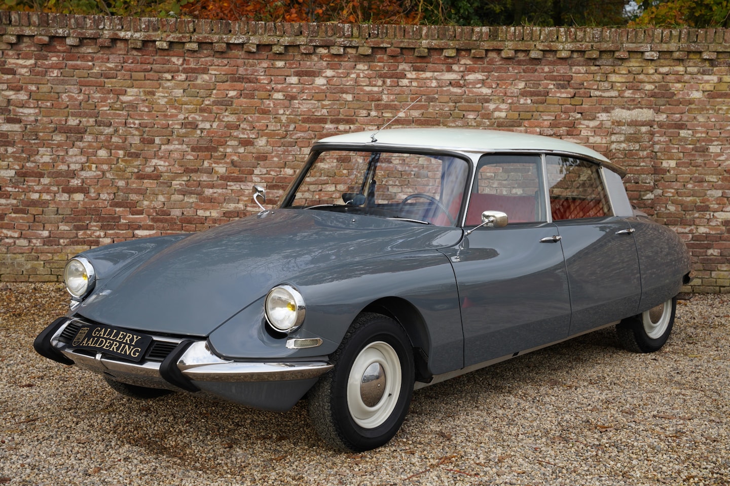 Citroën ID - 19B Restored by the founder of a well-known Dutch Citroën specialist, The ID was part of h - AutoWereld.nl