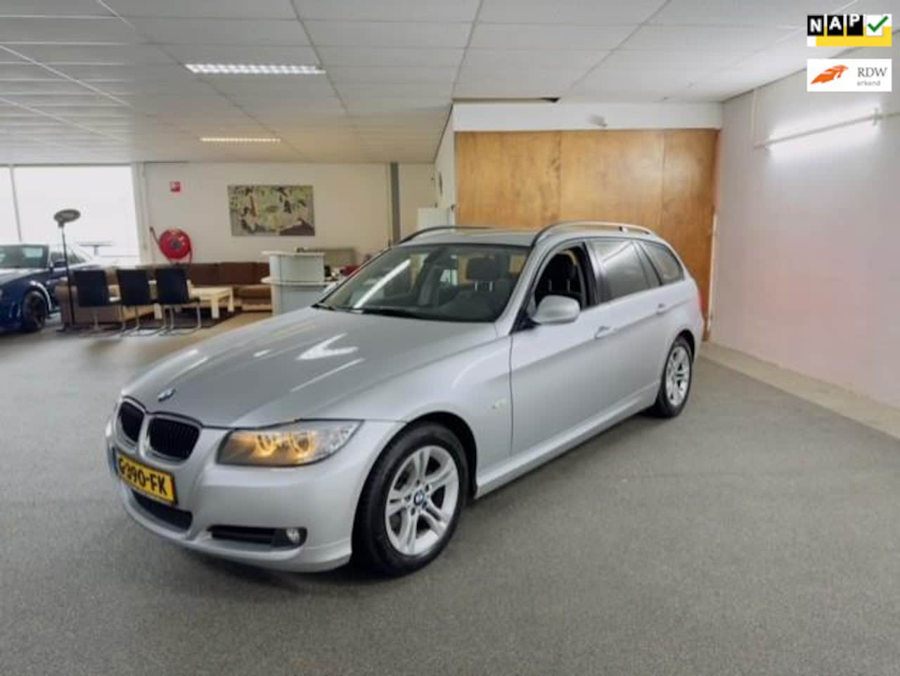 BMW 3-serie Touring - 318i Executive Apk Nieuw,Clima,Cruise,Stoelverwarming,PDC,Camera,Lm velgen,Topstaat!! - AutoWereld.nl