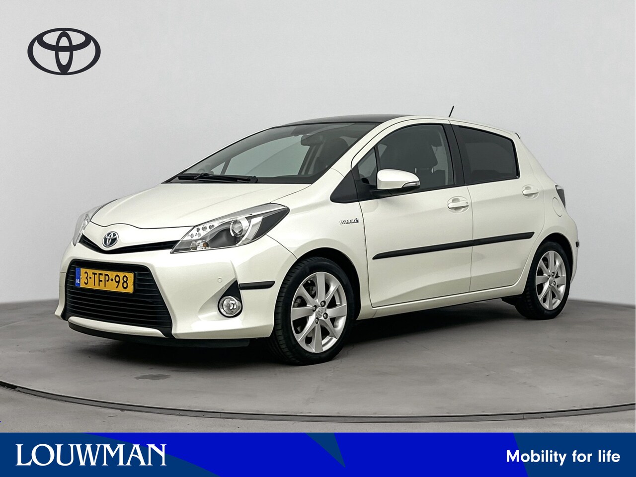 Toyota Yaris - 1.5 Full Hybrid Dynamic | Navigatie | Climate Control | Panoramadak | Half leder | - AutoWereld.nl