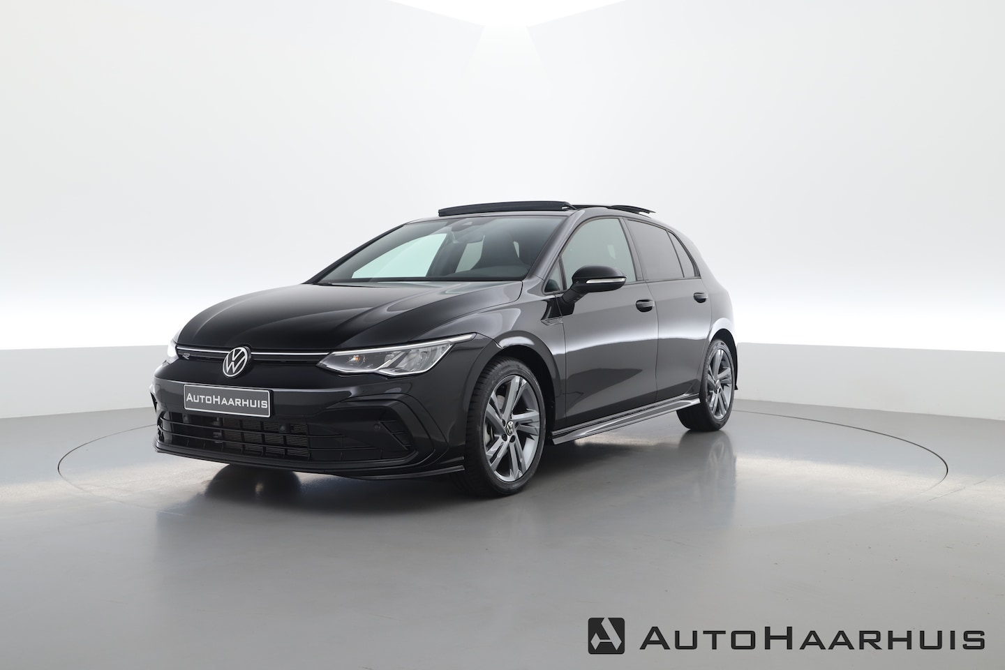 Volkswagen Golf - 1.5 eTSI R-Line DSG | Pano | Navi | Camera | Stoel-Stuurver. | Carplay - AutoWereld.nl