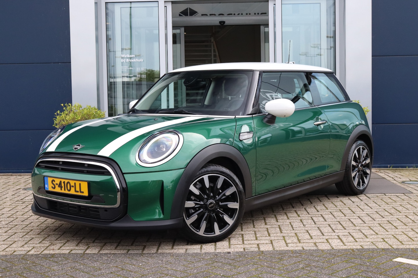 MINI Cooper - 1.5 Camden Automaat | PDC achter | Carplay | Navi | Cruise Control | LED - AutoWereld.nl