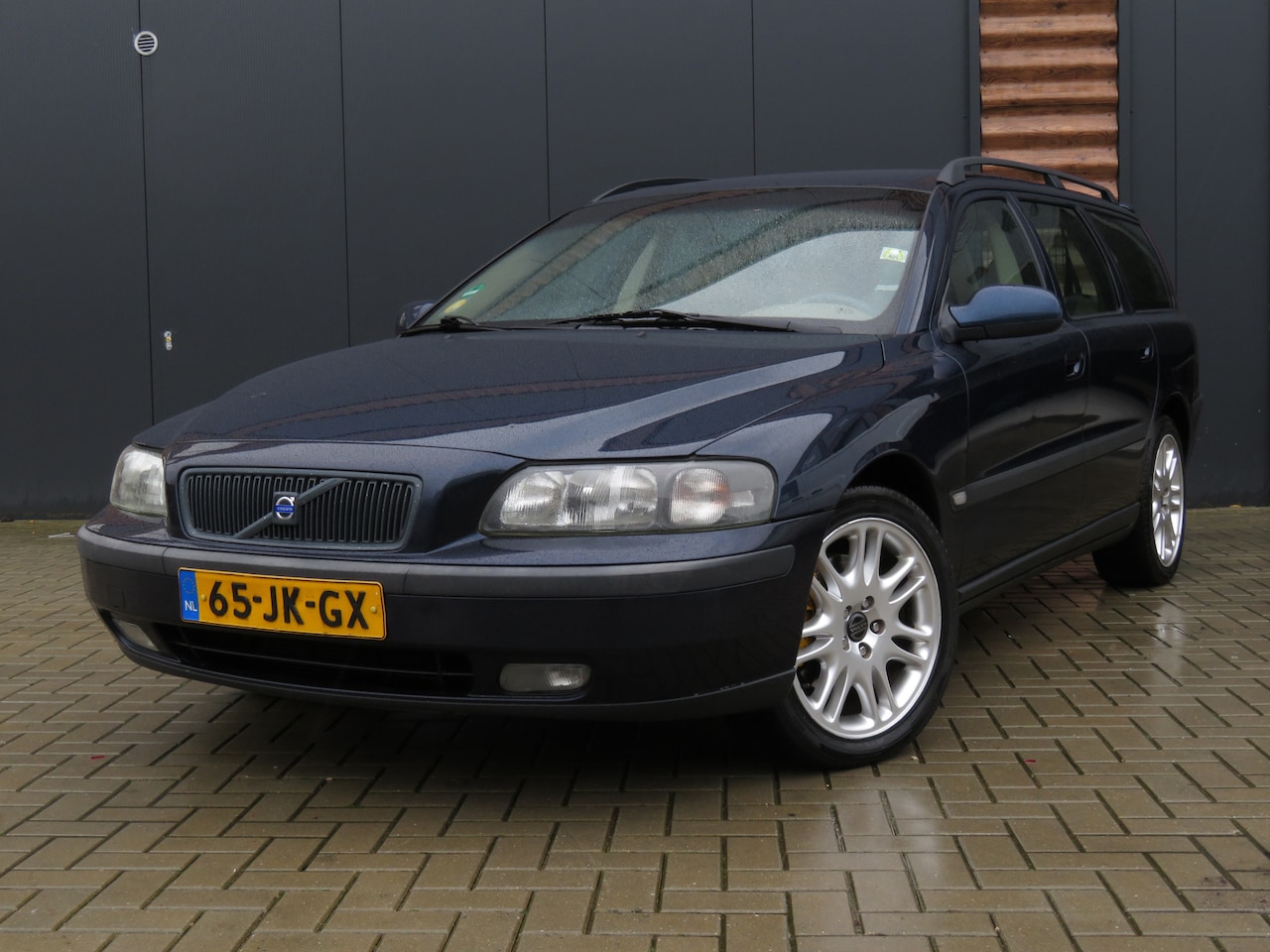 Volvo V70 - 2.4 T Comfort Line Airco Cr-Control Trekhaak 7-Zitplaatsen - AutoWereld.nl