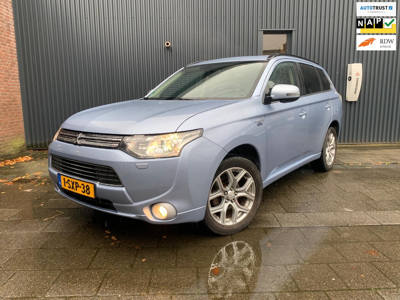 Mitsubishi Outlander - 2.0 PHEV instyle 2.0 PHEV Instyle, LEER, DAKJE, CAMERA - AutoWereld.nl