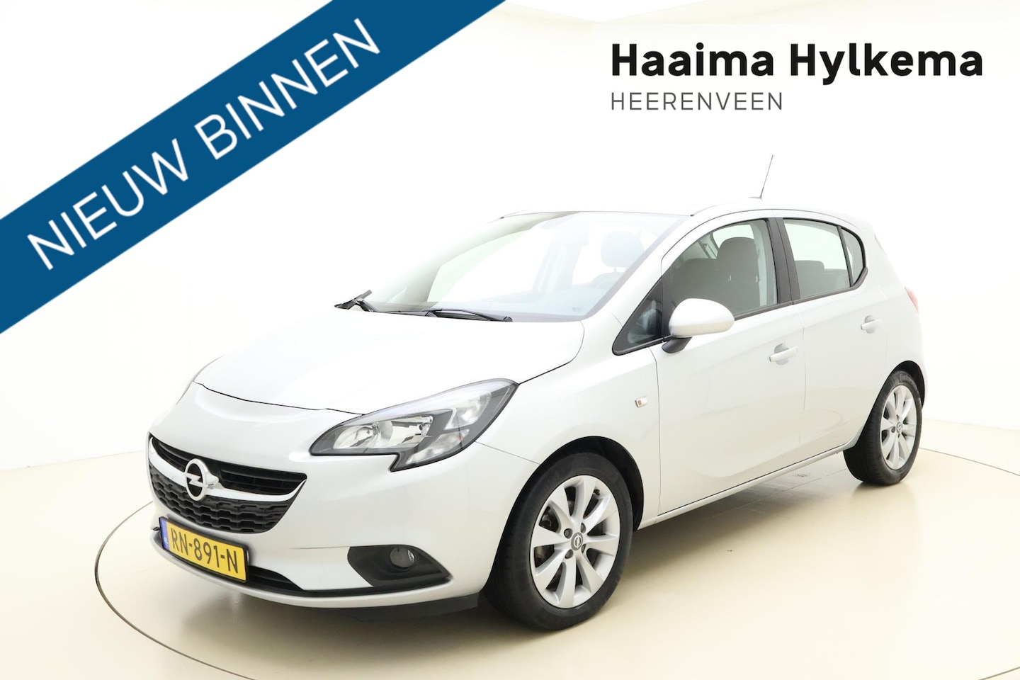 Opel Corsa - 1.4 90pk Favourite | Navigatie | Airco | Cruise control | Lichtmetalen velgen | Parkeersen - AutoWereld.nl