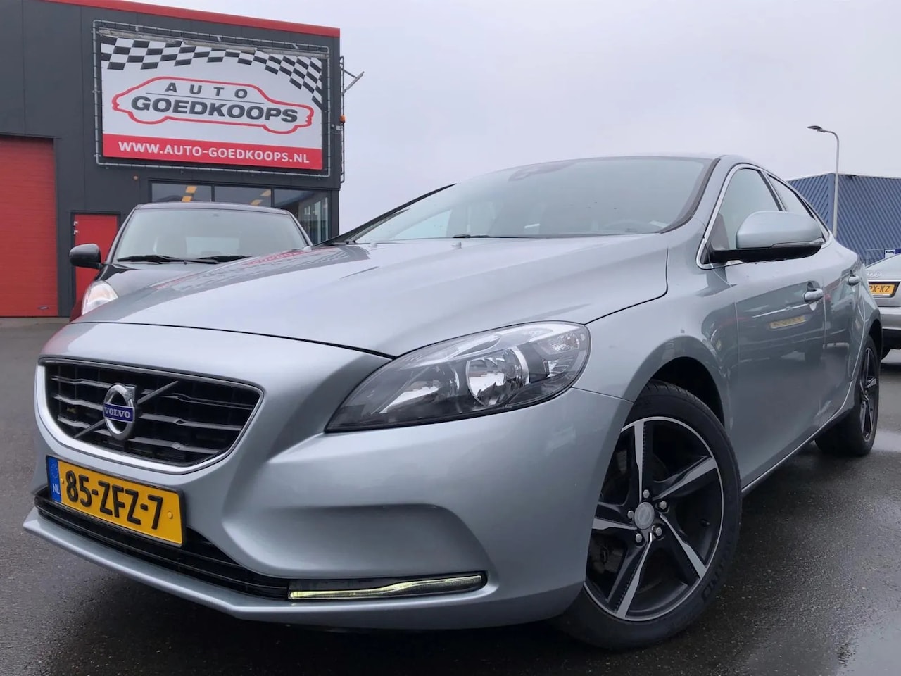 Volvo V40 - 1.6 T3 Momentum met NAP voor 11999.- euro - AutoWereld.nl