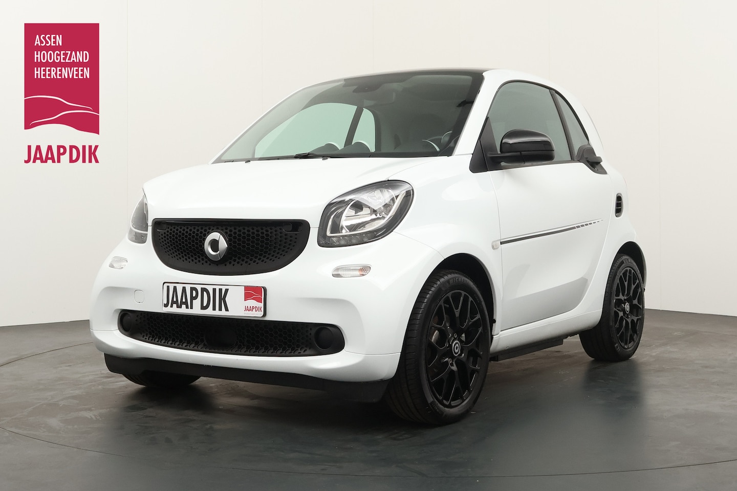 Smart Fortwo - BWJ 2020 EQ Essential 82 PK 18 kWh AUTOMAAT / NAVI / AIRCO / CRUISE / STOELVERW. / PANORAM - AutoWereld.nl