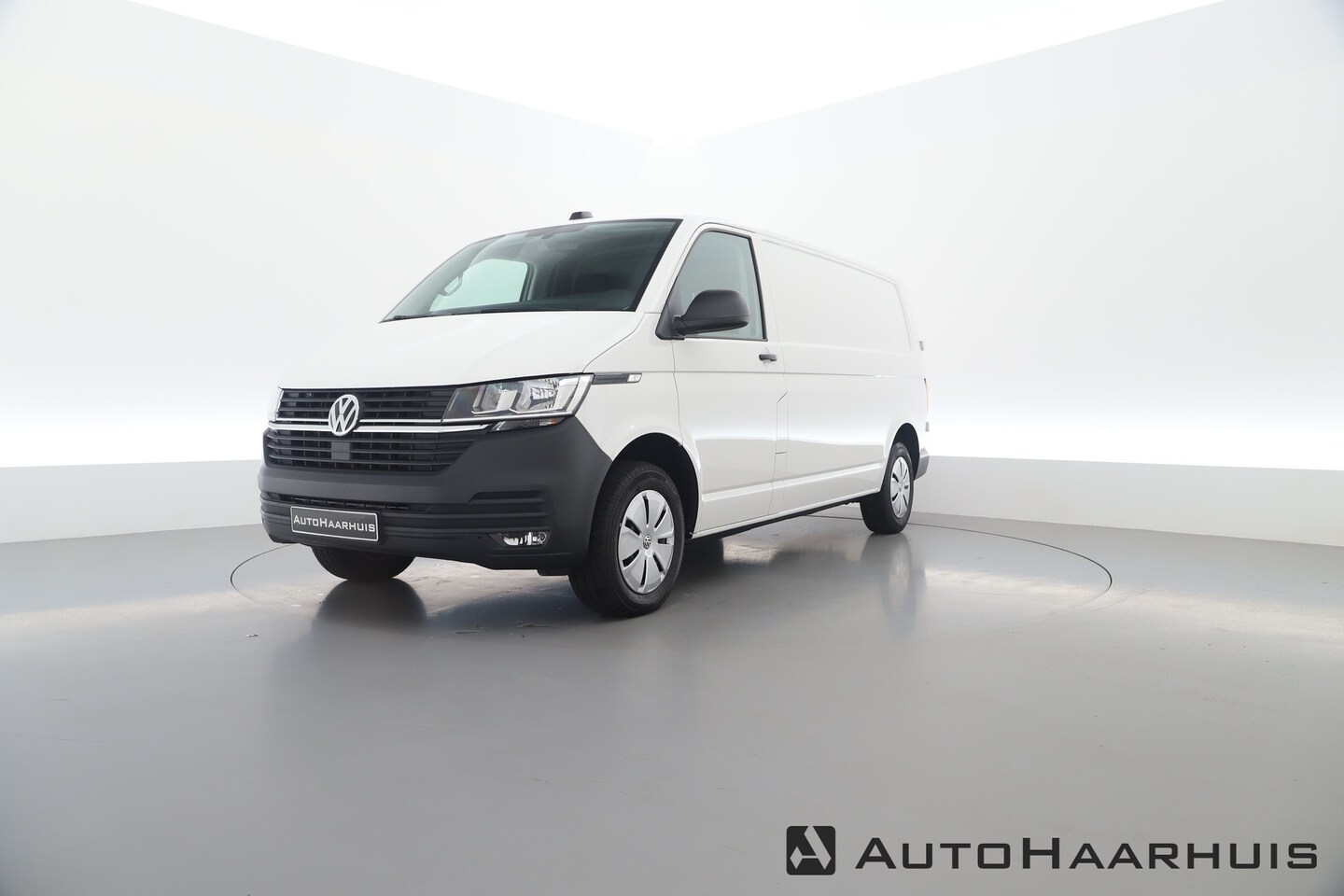 Volkswagen Transporter - 2.0 TDI L2H1 28 Comfortline 110pk | Navi | Cruise | Trekhaak | Apple CarPlay - AutoWereld.nl