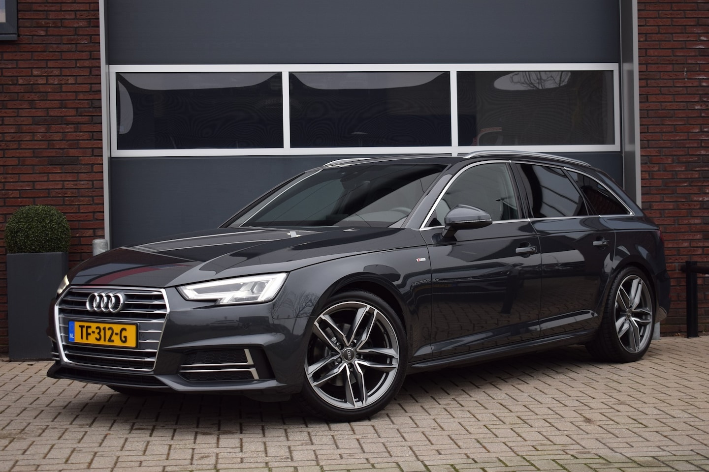 Audi A4 Avant - 2.0 TFSI 190pk S-tronic S-line | Trekhaak | 19" - AutoWereld.nl