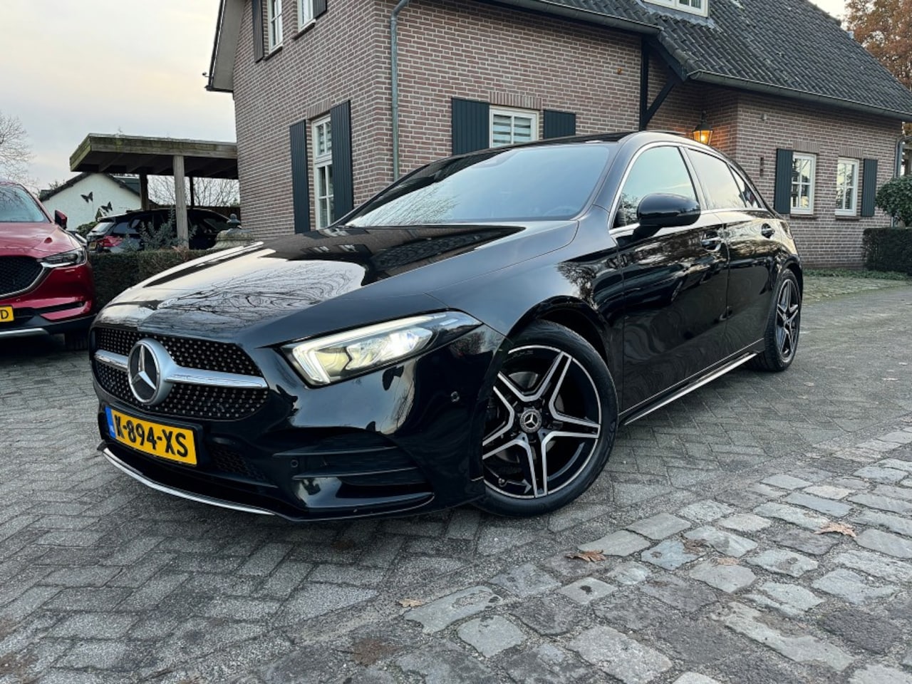 Mercedes-Benz A-klasse - 180 autom Premium AMG ecc,1/2leer,panodak,led,dglas,lmv,navi - AutoWereld.nl