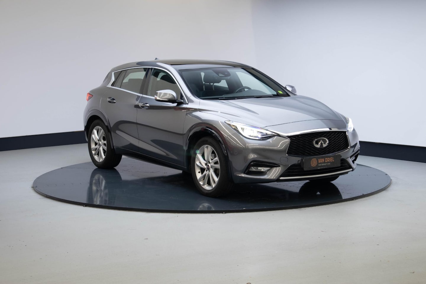 Infiniti Q30 - 1.6t Premium Tech | Panorama | Leer  | Camera | - AutoWereld.nl