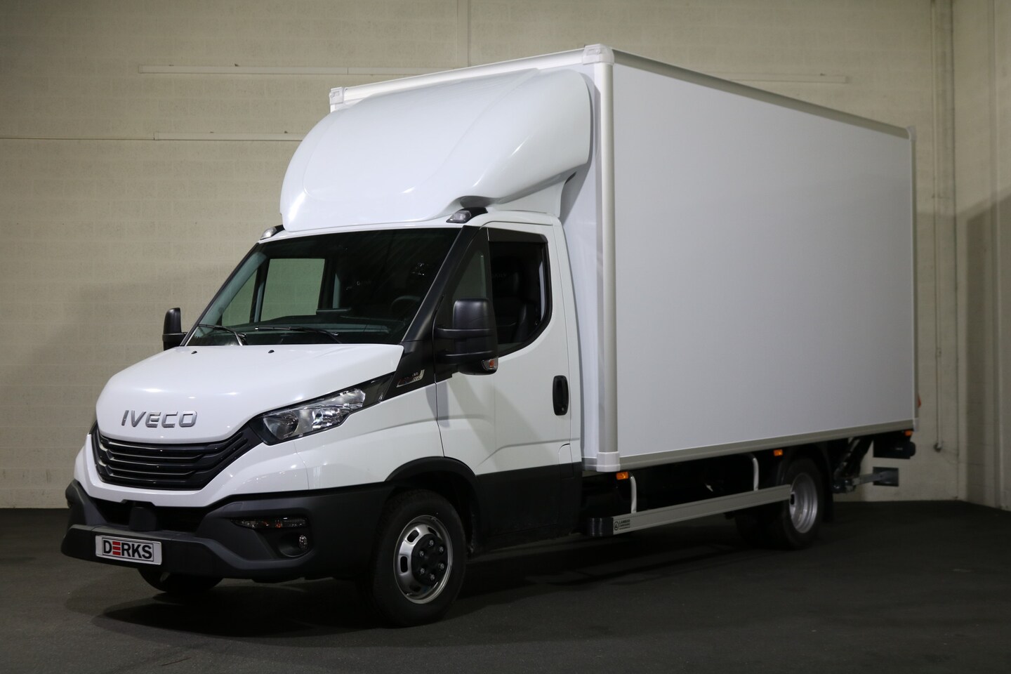 Iveco Daily - 40C18 3.0 Automaat Meubelbak met Laadklep Automaat (Nieuw Model) - AutoWereld.nl