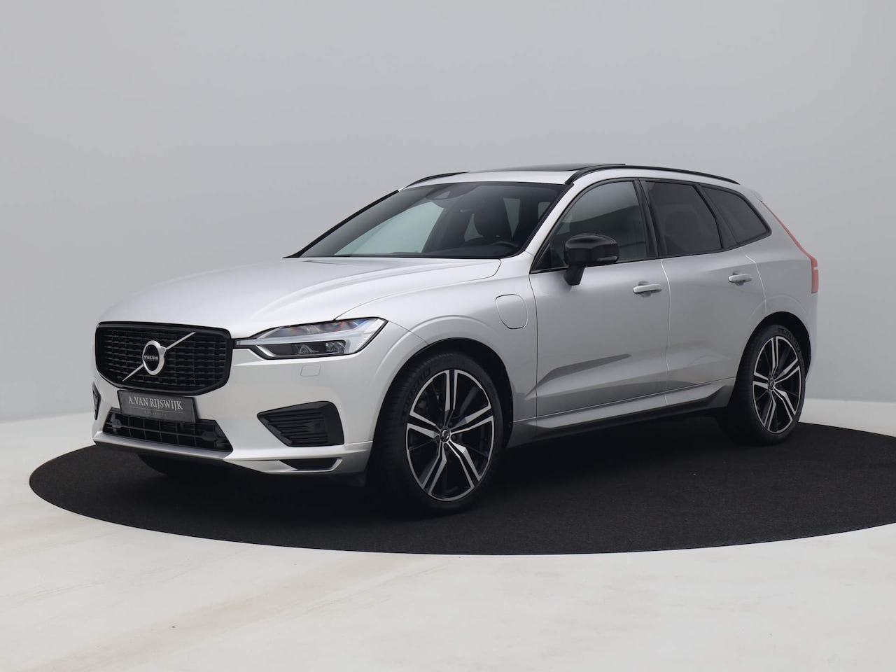 Volvo XC60 - 2.0 Recharge T6 AWD R-Design | PANO | H&K | ADAPTIVE | LUCHTVERING | TREKHAAK | STUURVERW. - AutoWereld.nl