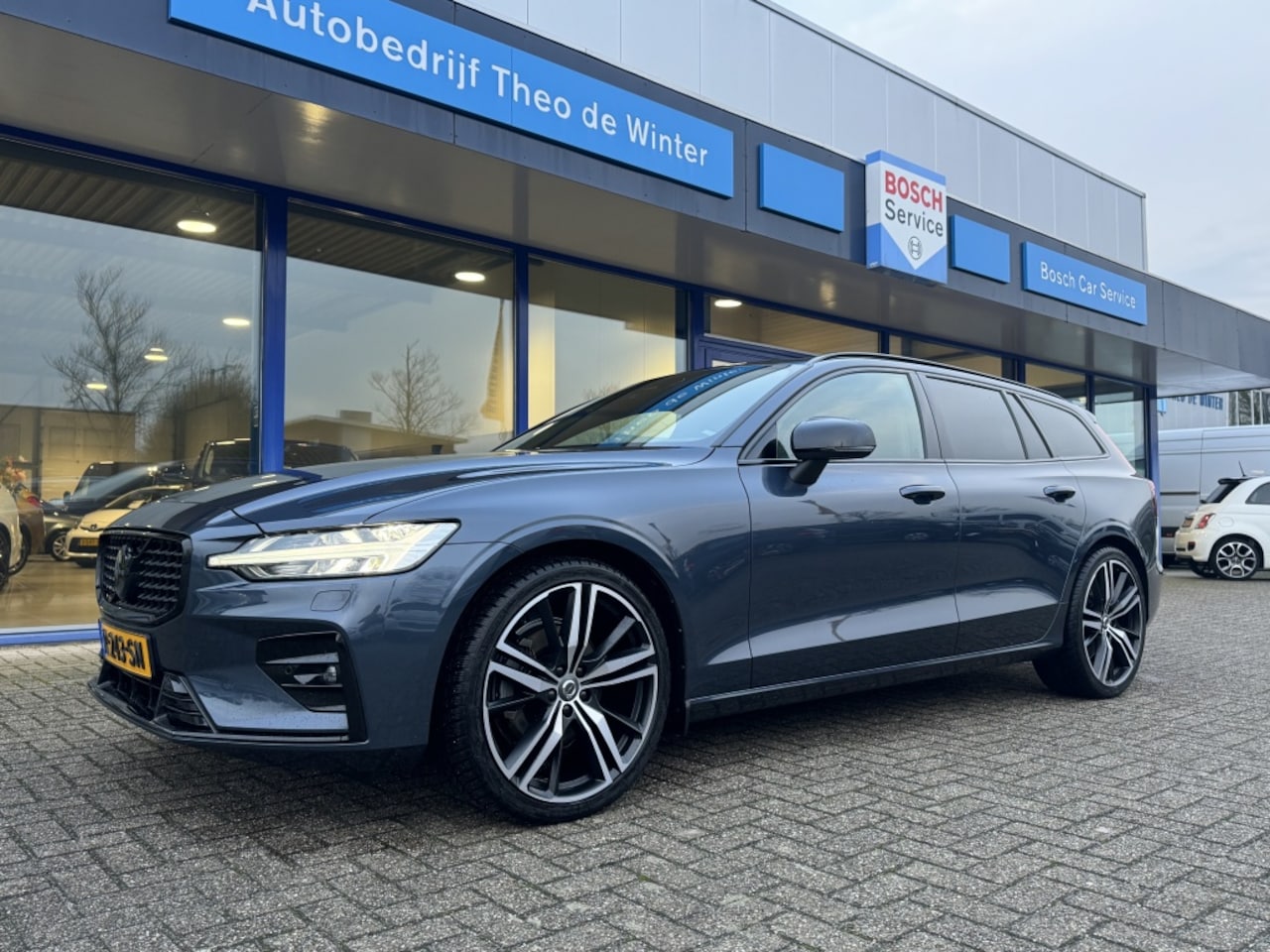 Volvo V60 - 2.0 B4 Ultimate Dark| Panoramadak, Harman/Kardon, Trekhaak inkla - AutoWereld.nl