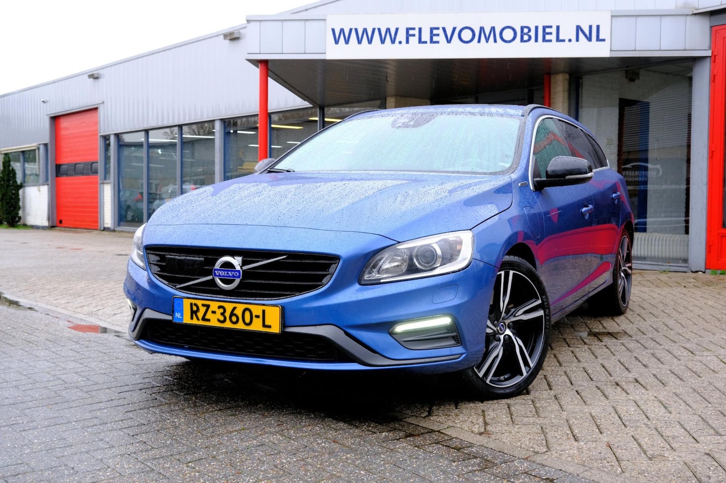 Volvo V60 - 2.4 D5 Twin Engine R-Design Xenon|Adap.Cruise|Pano|Half Leder|Trekhaak - AutoWereld.nl