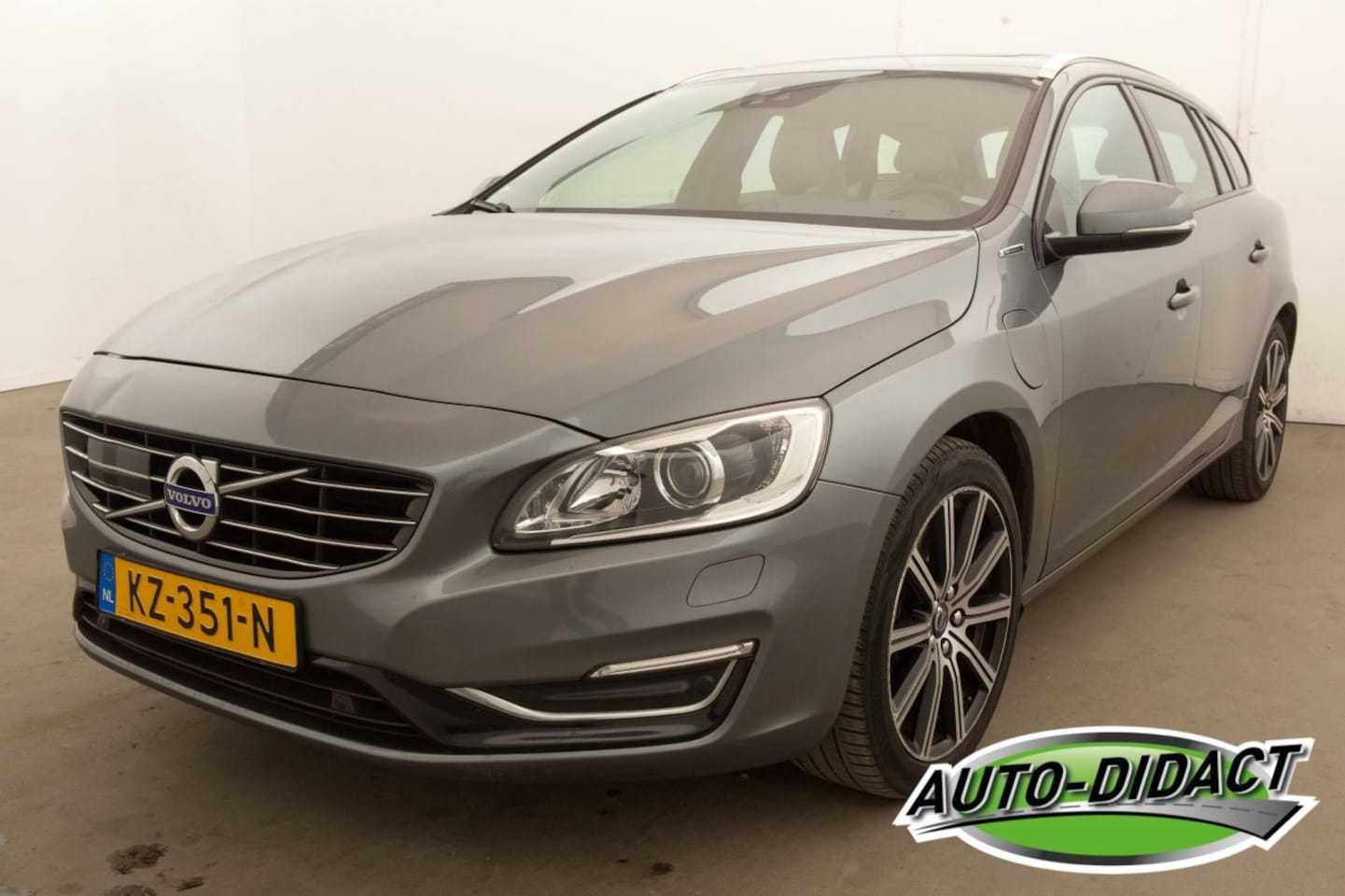 Volvo V60 - V-60 2.4 D5 Elek dak Twin Engine R-Design - AutoWereld.nl