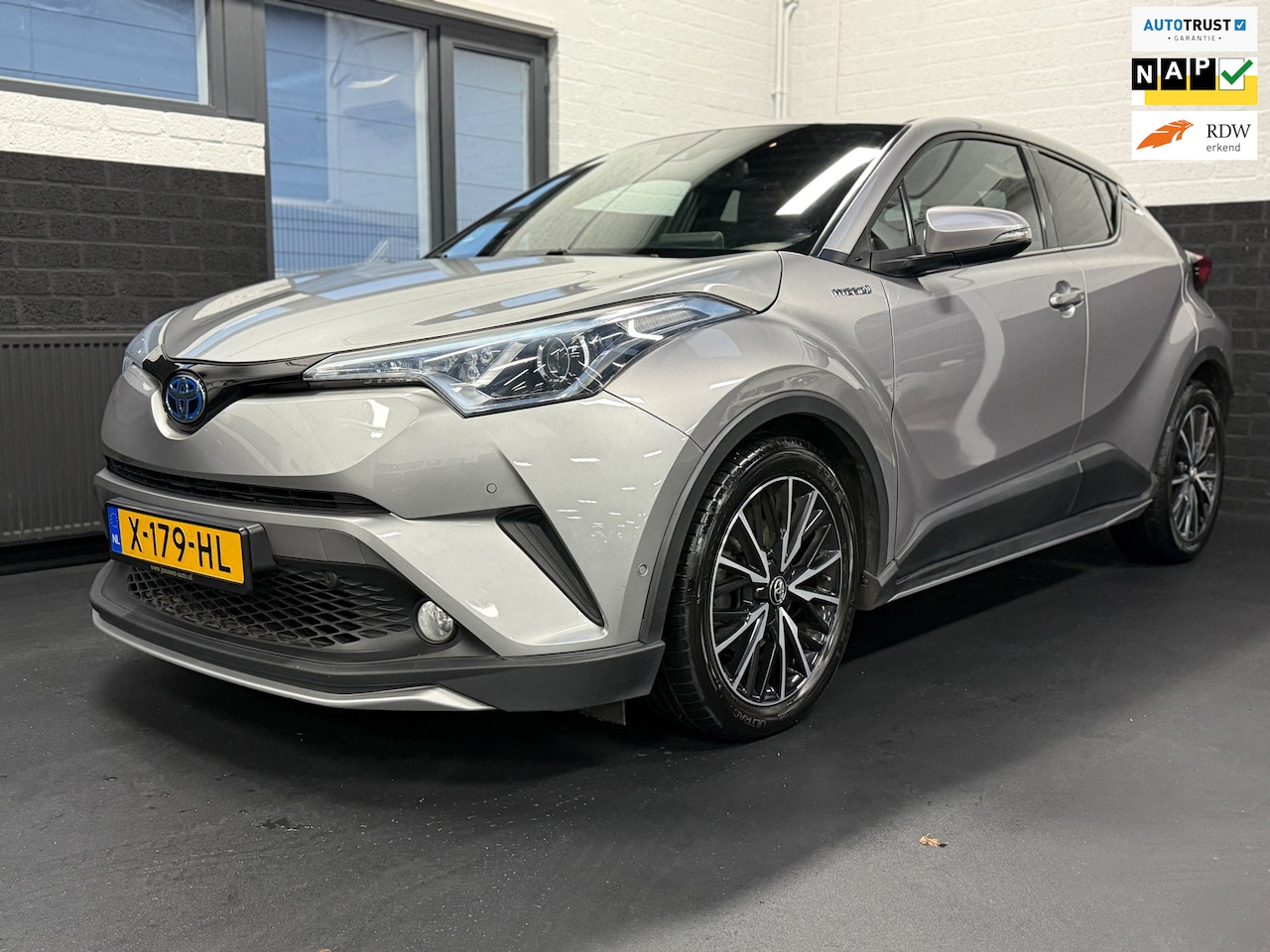 Toyota C-HR - 1.8 Hybrid Bi-Tone Plus Sport, Leder, Camera, JBL, DAB - AutoWereld.nl