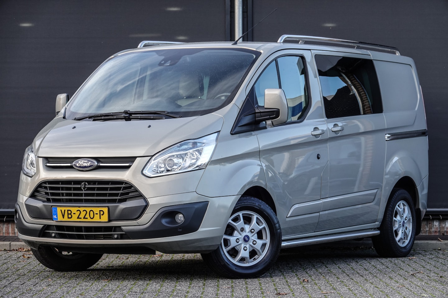 Ford Transit Custom - Rolstoelvervoer | L1H1 125Pk | Limited | Rolstoelbus | Elek. rolstoellift | 2xSchuifdeur | - AutoWereld.nl