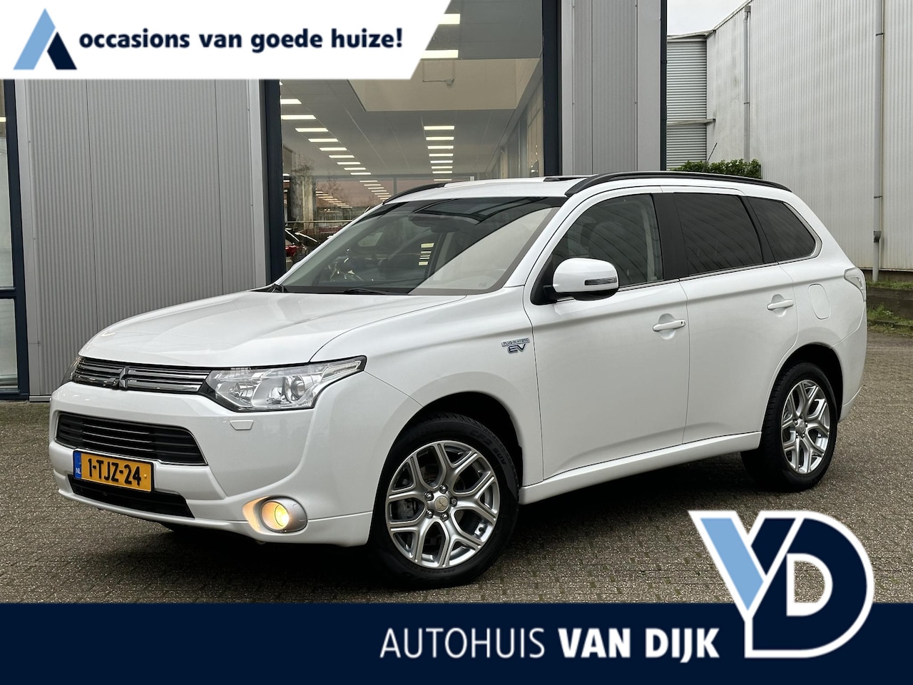 Mitsubishi Outlander - 2.0 PHEV 4WD Instyle+ | Schuifdak/Navi/Camera/Leder/Cruise Adaptief - AutoWereld.nl