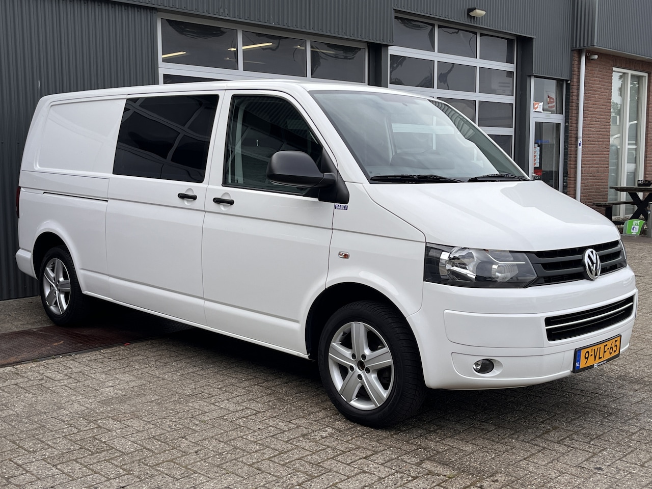 Volkswagen Transporter - 2.0 TDI L2H1 DC 140pk Marge Airco Navigatie Trekhaak Multifunctioneel stuurwiel Schuifdeur - AutoWereld.nl