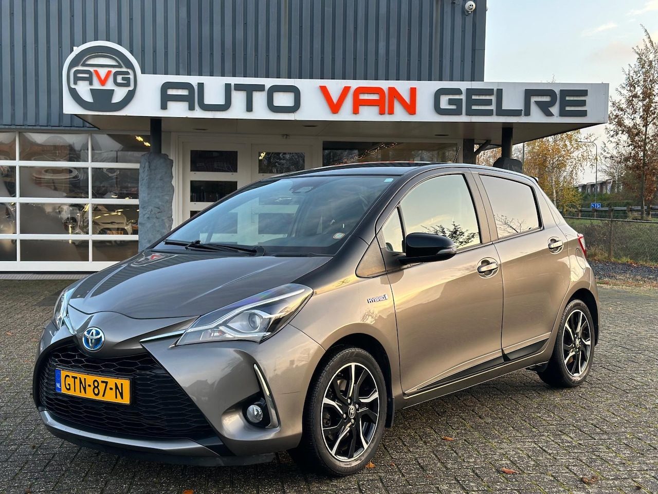 Toyota Yaris - 1.5 Hybrid Bi-Tone 5DR*Camera*LED*CLIMA*STOELVW*MF STUUR - AutoWereld.nl