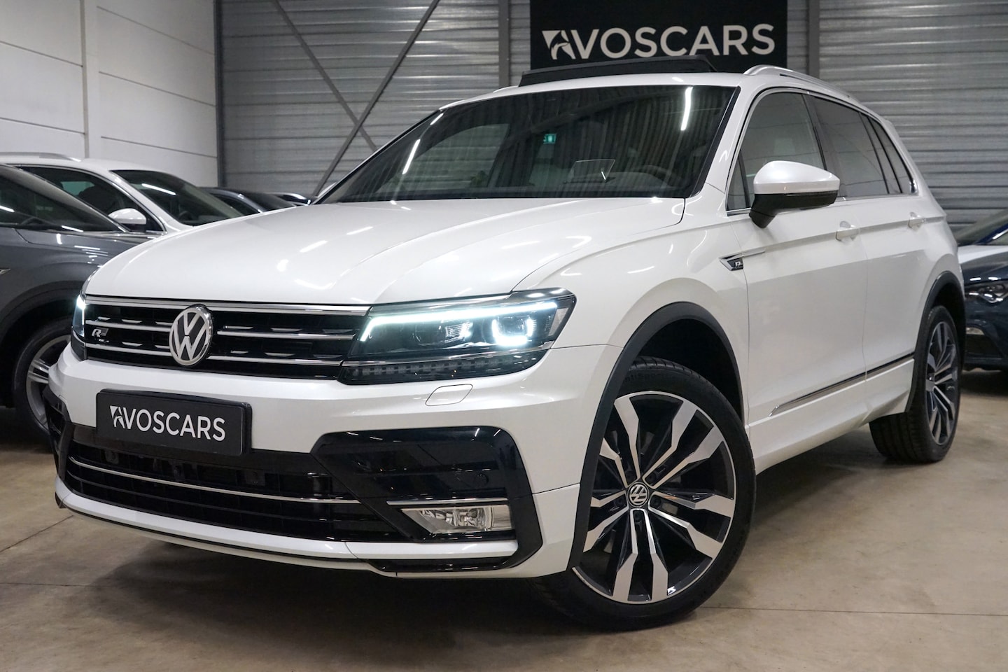 Volkswagen Tiguan - 2.0 TSI 4Motion 220PK 3x R-Line * Vol Optie - Trekhaak - Pano - Virtual - Leder - Dynaudio - AutoWereld.nl