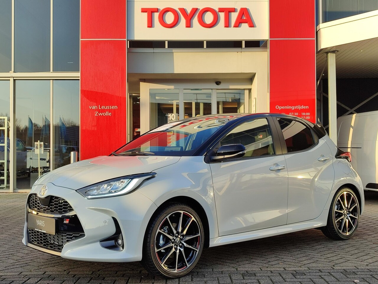 Toyota Yaris - 1.5 Hybrid 130 GR Sport Plus NIEUW DIRECT RIJDEN PANODAK STUUR/STOELVERW 18' LM-VELGEN SPO - AutoWereld.nl