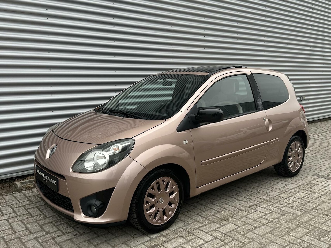 Renault Twingo - 1.2 Miss Sixty, Panorama dak, Cruise, NAP, AC - AutoWereld.nl