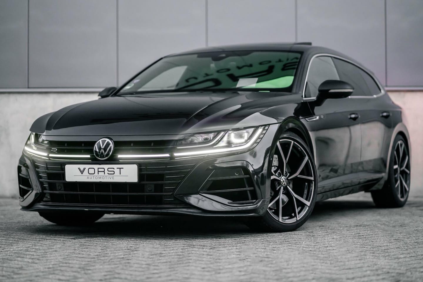 Volkswagen Arteon Shooting Brake - 2.0 TSI R Pano HK Vol - AutoWereld.nl