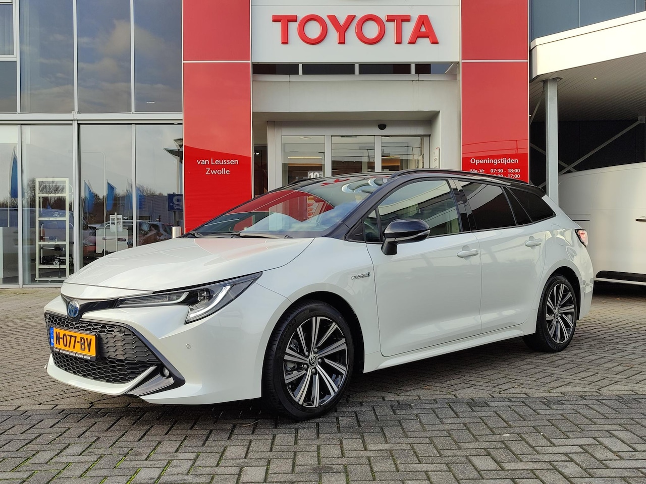 Toyota Corolla Touring Sports - 1.8 Hybrid Style BI-TONE HEAD-UP STOEL/STUURVERW PARK-SENSOREN KEYLESS NAVI APPLE/ANDROID - AutoWereld.nl