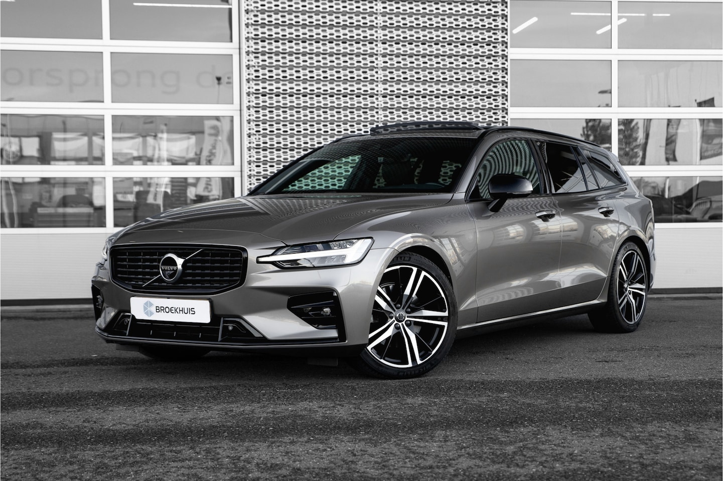 Volvo V60 - 2.0 B3 R-Design | Leder interieur | Panoramadak | 360 Camera | Carplay | Adapt. Cruise - AutoWereld.nl