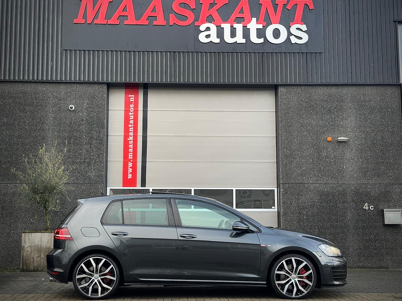 Volkswagen Golf - 2.0 TSI GTI / Dsg / Performance / Schuifdak / Navi / Camera / Original condition / 2ND OWN - AutoWereld.nl