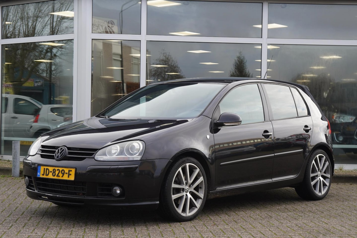 Volkswagen Golf - 2.0 FSI Comfortline R32 XENON LEDER STOELVERWARMING 18" - AutoWereld.nl