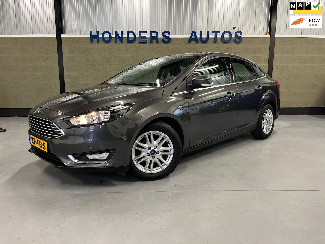 Ford Focus - 1.0 Titanium Sedan 126 PK I APPLECARPLAY I KEYLESS ENTRY I TREKHAAK I CRUISE I NAVI I VOOR - AutoWereld.nl