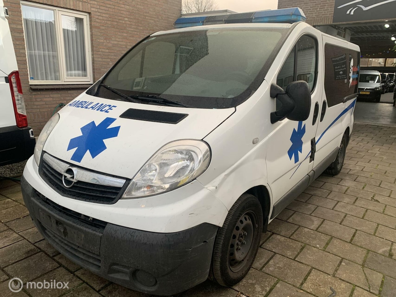 Opel Vivaro - 2.0 CDTI 84KW EX AMBULANCE BELGISCH KENTEKEN - AutoWereld.nl